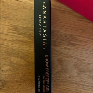 Anastasia Beverly Hills brow freeze gel
